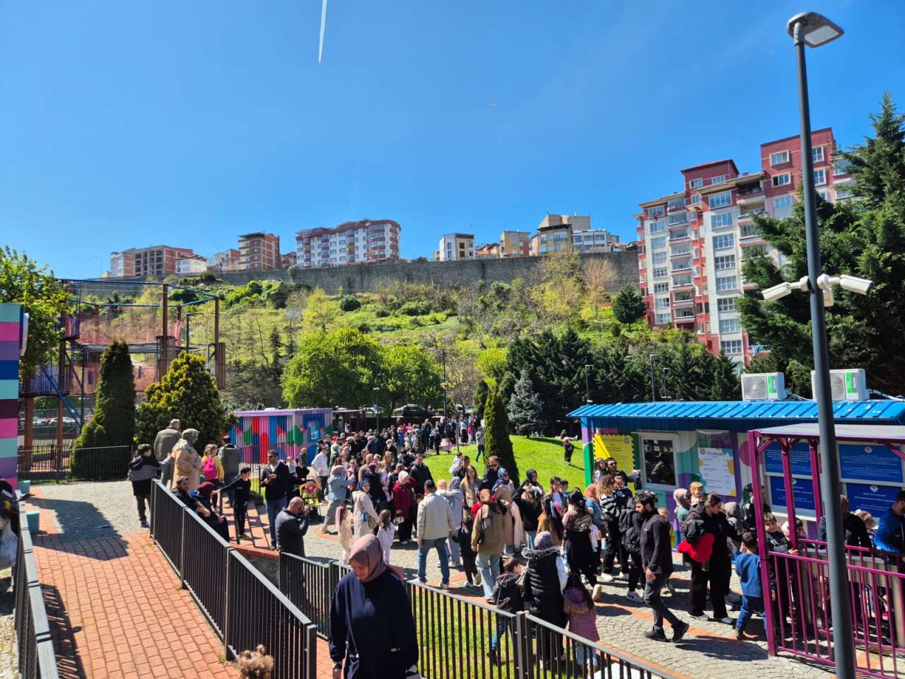 trabzon-buyuksehir-belediyesinin-ucretsiz-actigi-macera-parki-23-nisan-etkinlikleri-kapsaminda-yogun-ilgi-gordu-parkta-gun-boyu-cocuklar-ve-aileler-uzun-kuyruklar-olusturdu-2