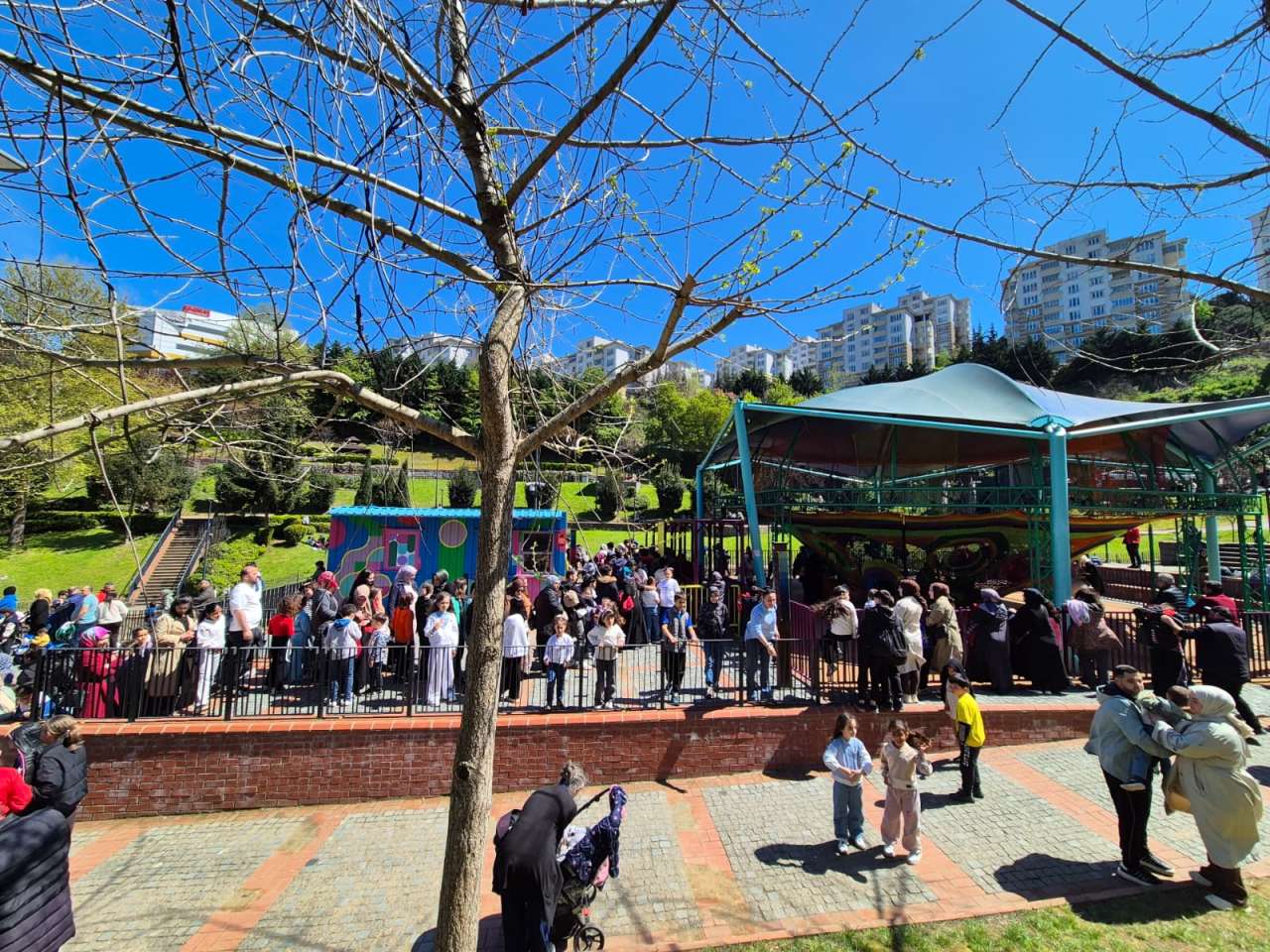 trabzon-buyuksehir-belediyesinin-ucretsiz-actigi-macera-parki-23-nisan-etkinlikleri-kapsaminda-yogun-ilgi-gordu-parkta-gun-boyu-cocuklar-ve-aileler-uzun-kuyruklar-olusturdu-3