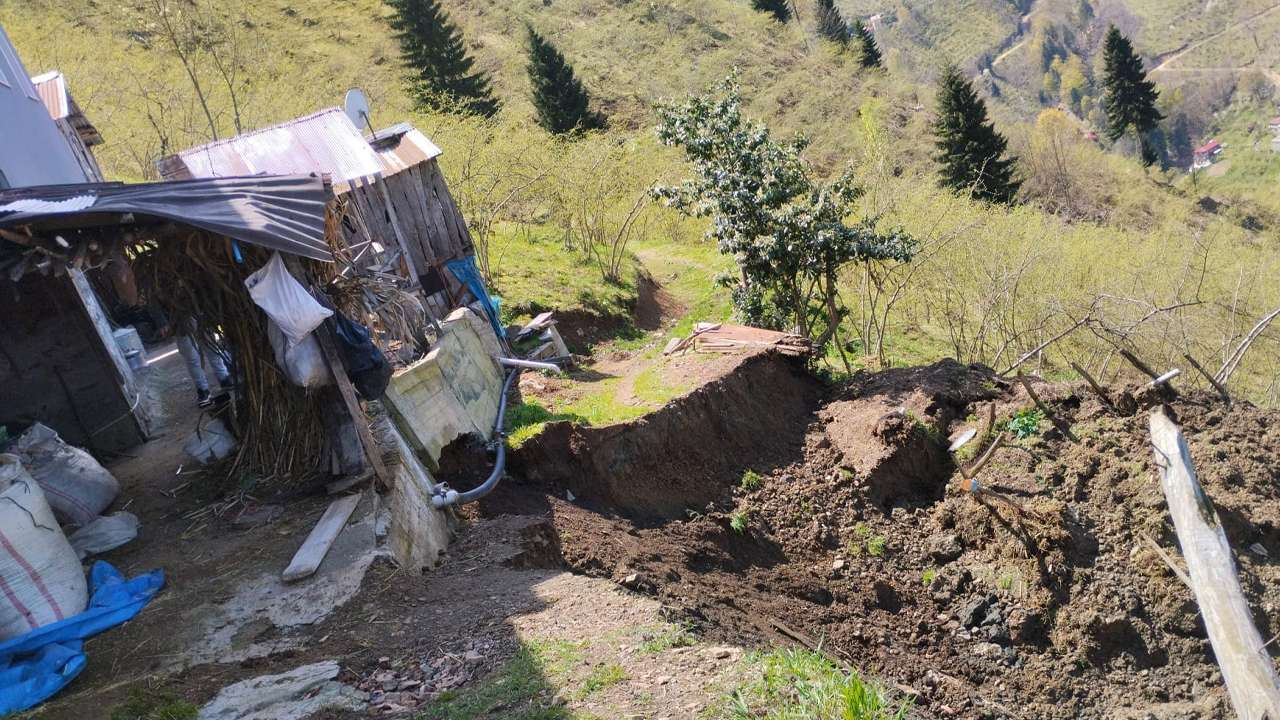 trabzonda-heyelanin-buyuklugu-drone-ile-goruntulendi-faciadan-donuldu