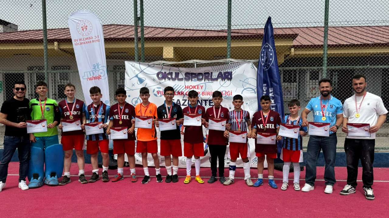 vakfikebir-cumhuriyet-ortaokulunda-hokey-basarisi-suruyor