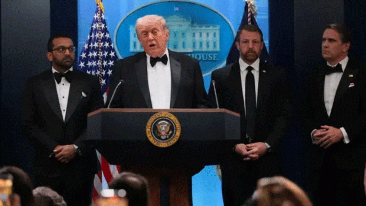 abd-baskani-trumpin-yemeginde-silahlar-patladi-melania-trump-masanin-altina-saklandi