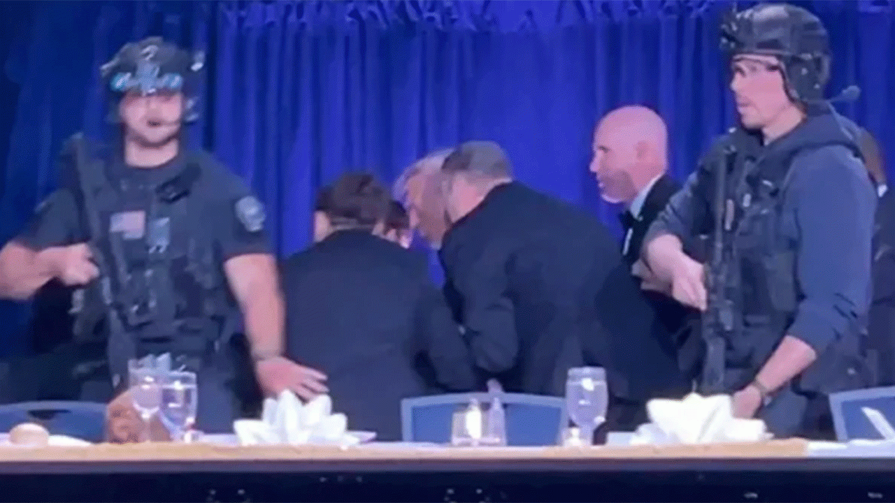 abd-baskani-trumpin-yemeginde-silahlar-patladi-melania-trump-masanin-altina-saklandi