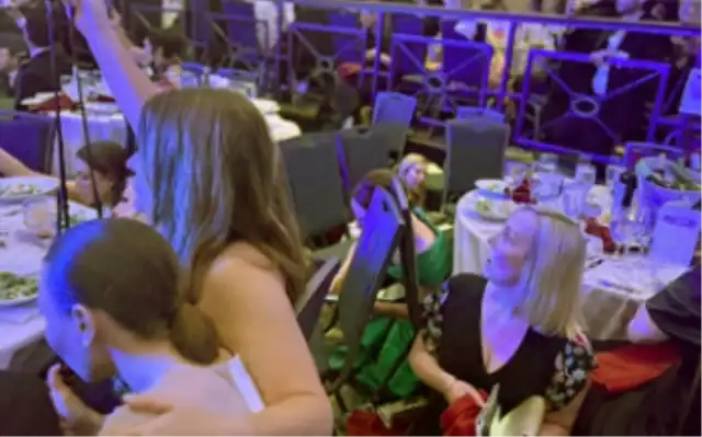 abd-baskani-trumpin-yemeginde-silahlar-patladi-melania-trump-masanin-altina-saklandi