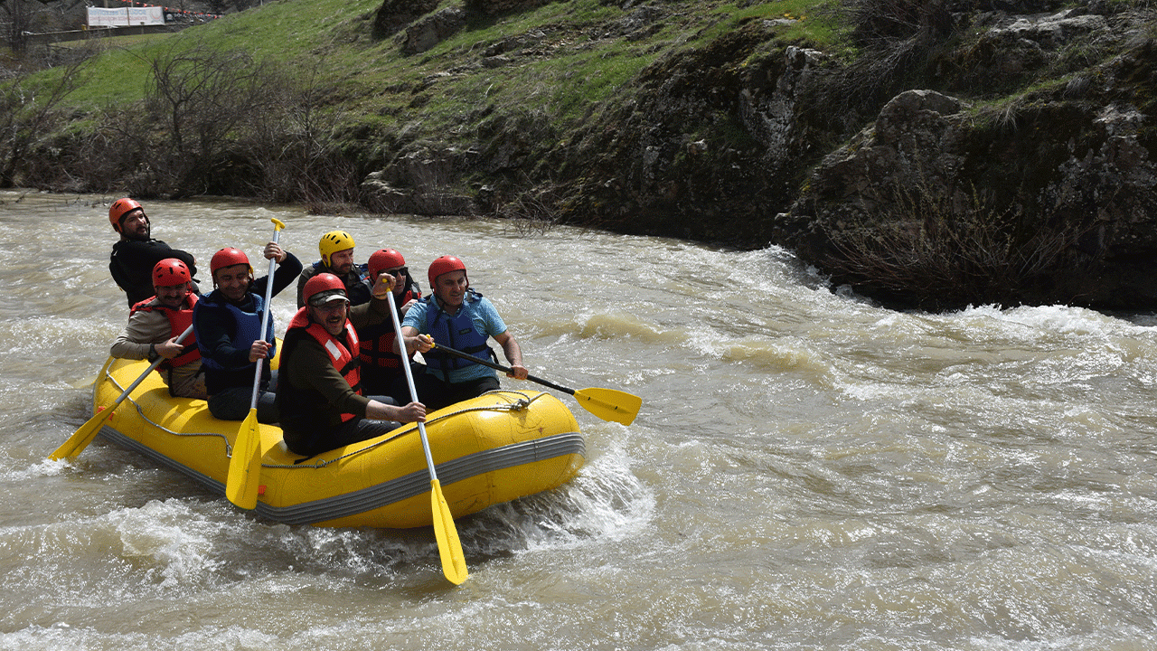 gumushanedeki-kelkit-cayinda-rafting-etkinligi-yapildi
