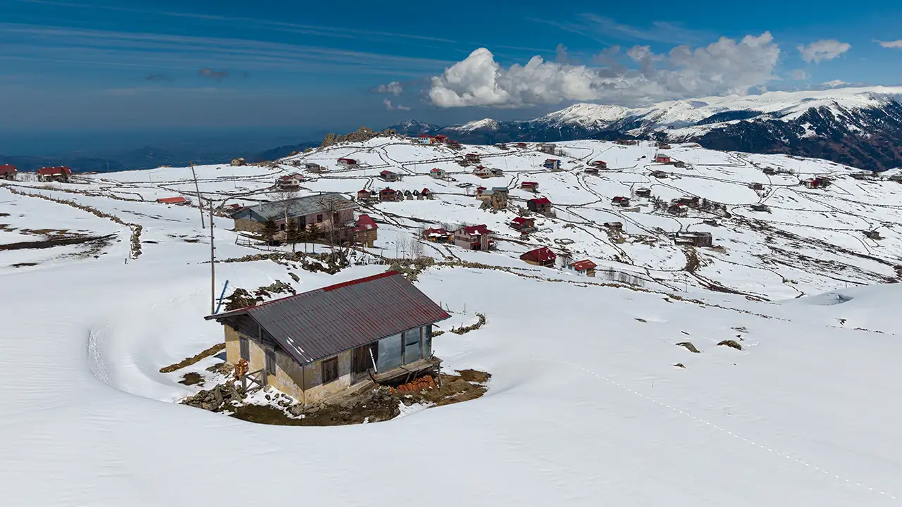 trabzonda-karlar-altinda-kalan-yaylalar-havadan-goruntulendi