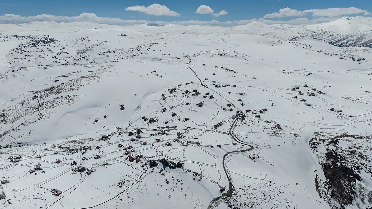 trabzonda-karlar-altinda-kalan-yaylalar-havadan-goruntulendi