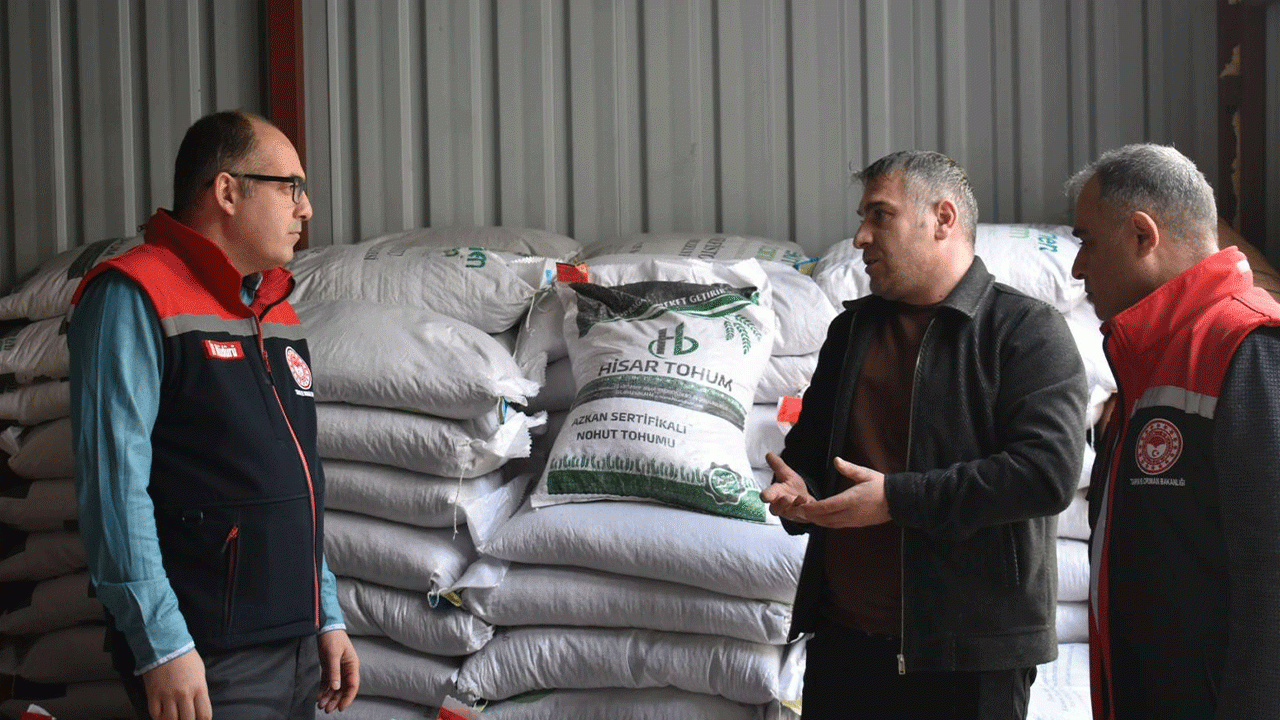 bayburtta-ureticilere-yuzde-50-hibeli-yem-bezelyesi-tohumu-dagitildi
