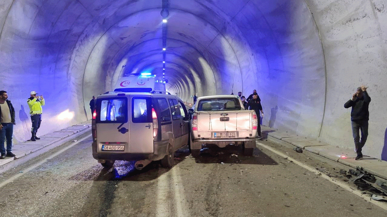 hafif-ticari-aracin-pikapla-carpistigi-kazada-7-kisi-yaralandi