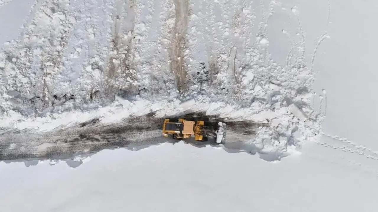 orduda-nisan-sonunda-kar-mesaisi-4-metrelik-karla-mucadele