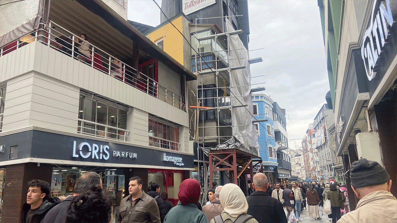 trabzon-un-en-islek-caddesinde-yogun-calisma-adeta-santiye-alani