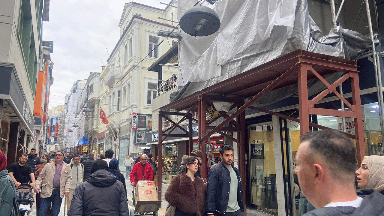 trabzon-un-en-islek-caddesinde-yogun-calisma-adeta-santiye-alani