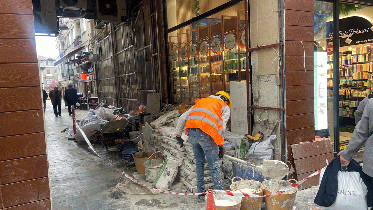 trabzon-un-en-islek-caddesinde-yogun-calisma-adeta-santiye-alani