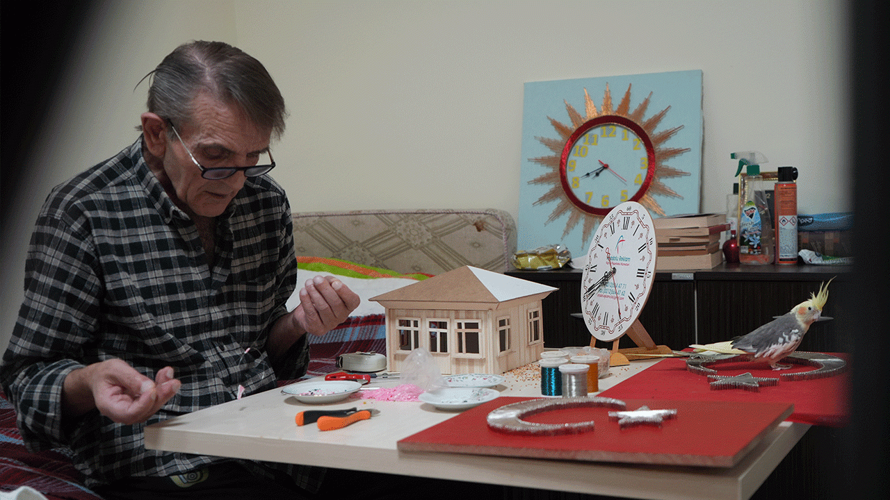 56-yil-demire-sekil-verdi-simdi-hayata-huzurevinde-yeniden-dogus-hikayesi