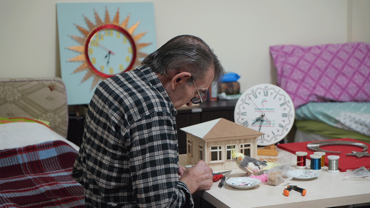 56-yil-demire-sekil-verdi-simdi-hayata-huzurevinde-yeniden-dogus-hikayesi