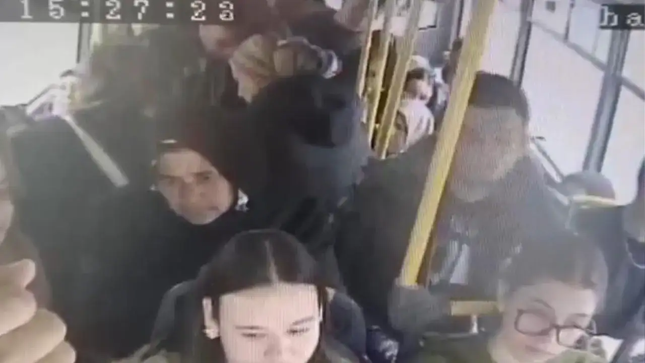 gumushanede-fenalasan-yolcuya-dolmus-soforunden-hizli-mudahale