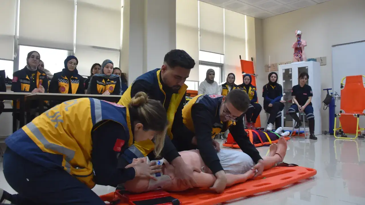 gumushanede-paramedik-adaylari-tatbikatlarla-sahaya-hazirlaniyor