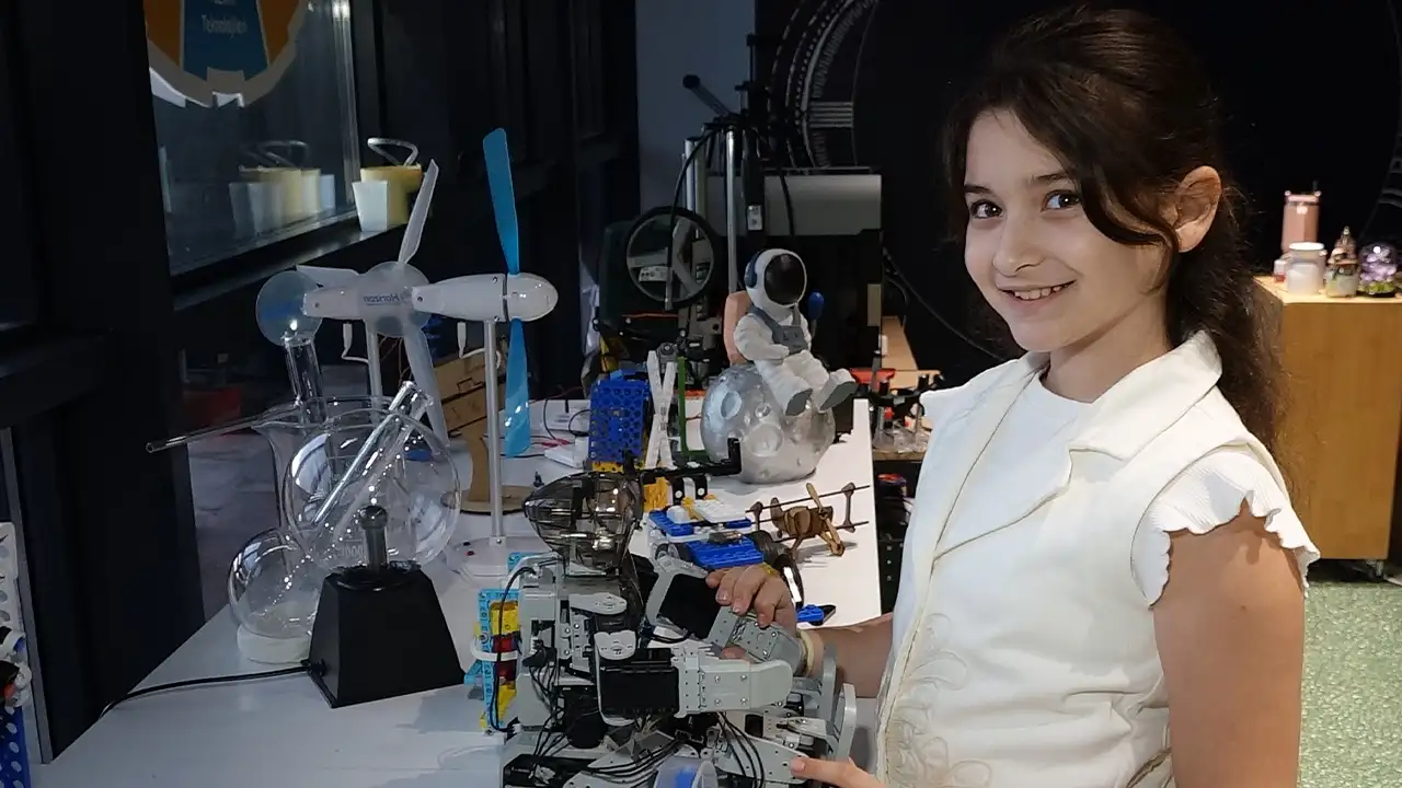 matematik-sampiyonu-lina-yeni-zaferini-okul-saldirisinda-olen-ogrencilere-armagan-etti