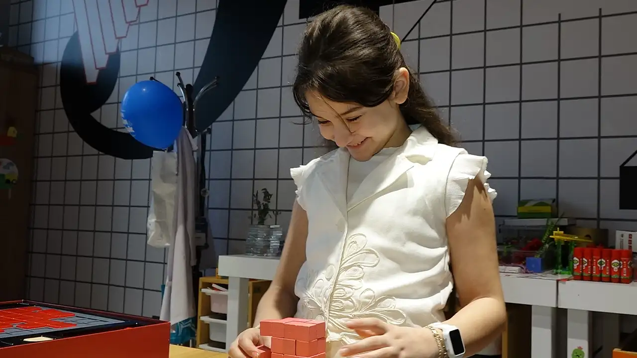 matematik-sampiyonu-lina-yeni-zaferini-okul-saldirisinda-olen-ogrencilere-armagan-etti