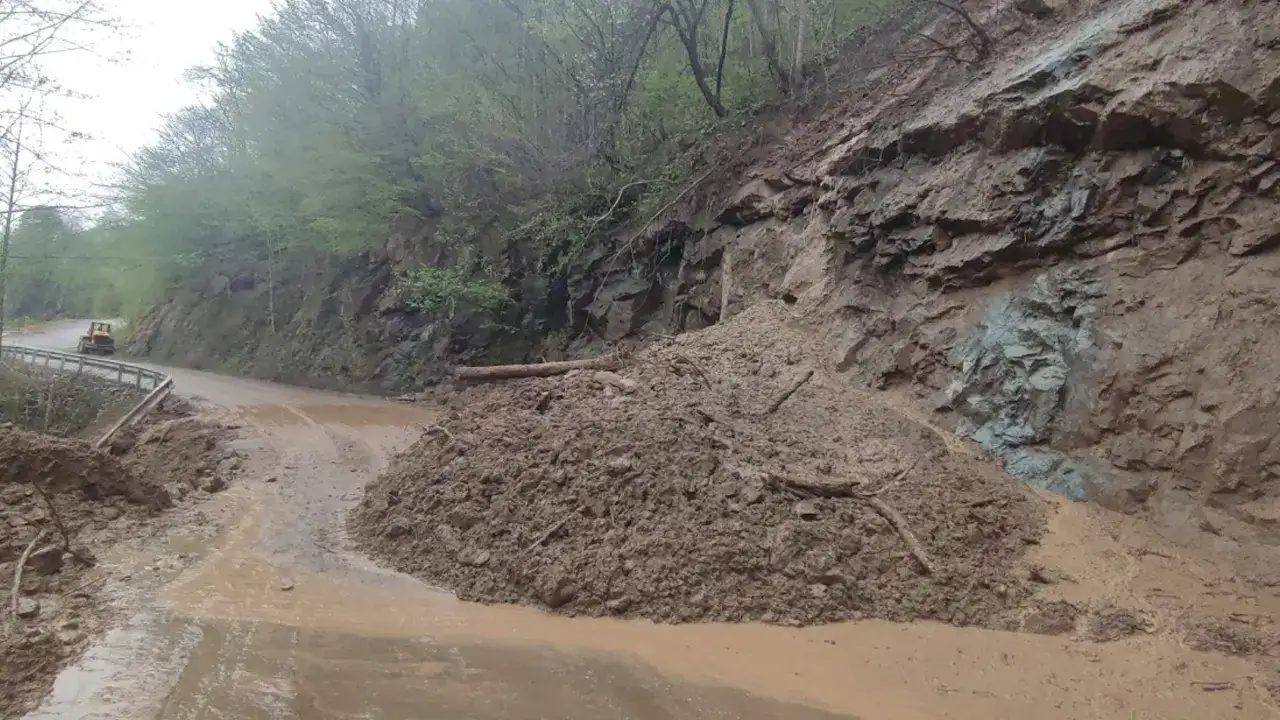 trabzon-koprubasinda-heyelan-yolu-yeniden-ulasima-kapatti