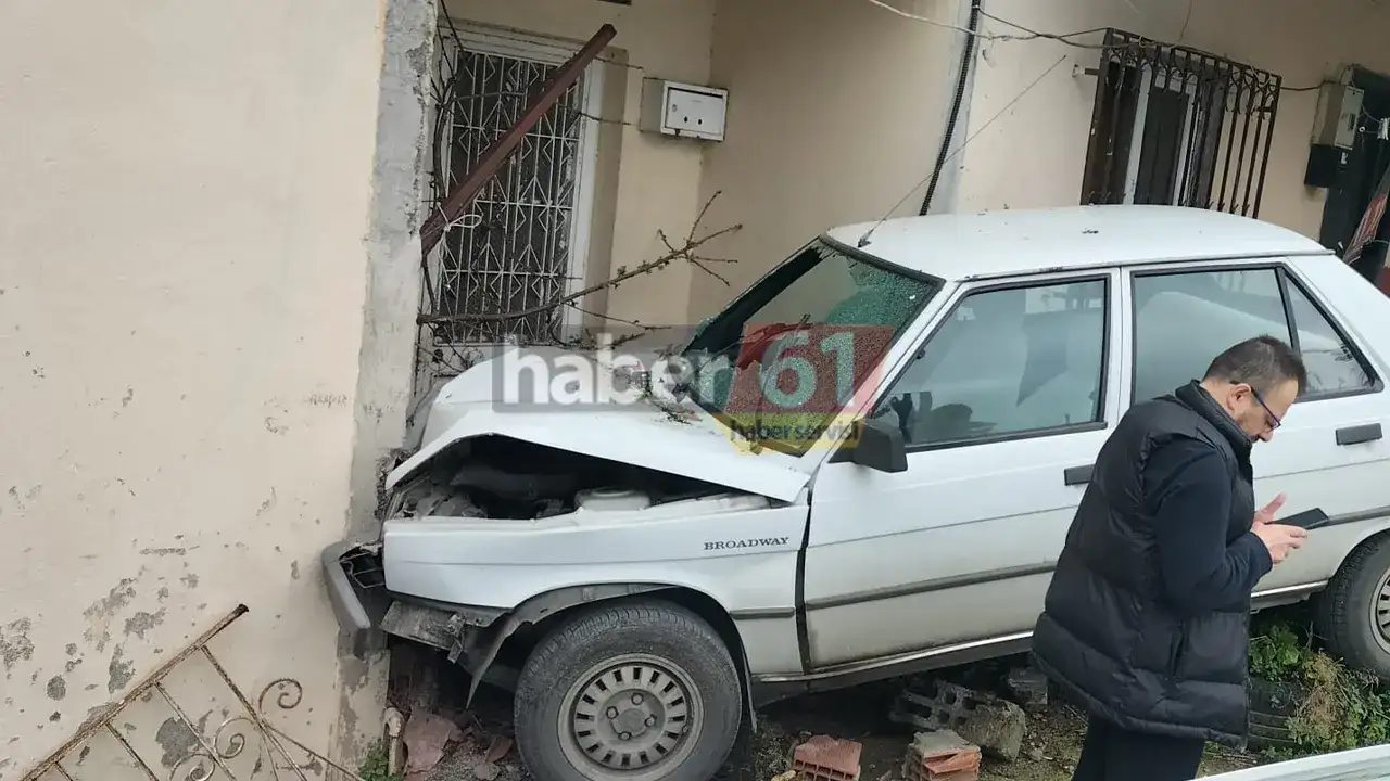 trabzonda-viraji-alamayan-arac-eve-carpti