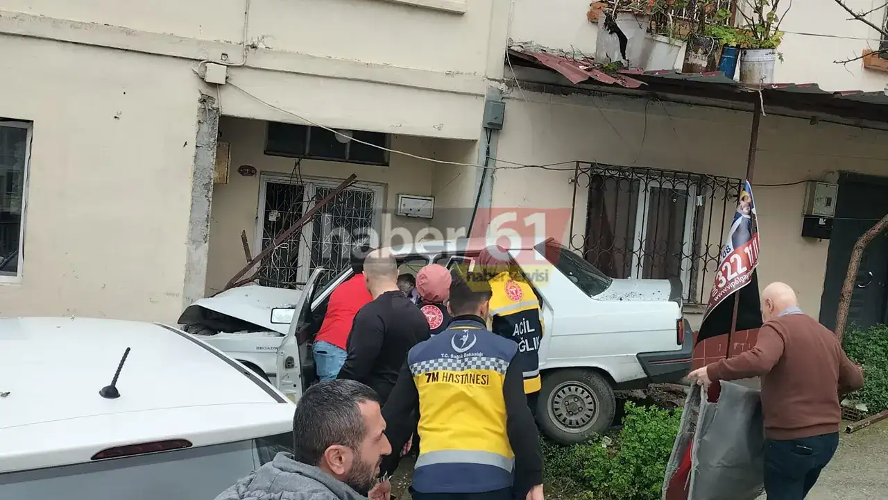 trabzonda-viraji-alamayan-arac-eve-carpti