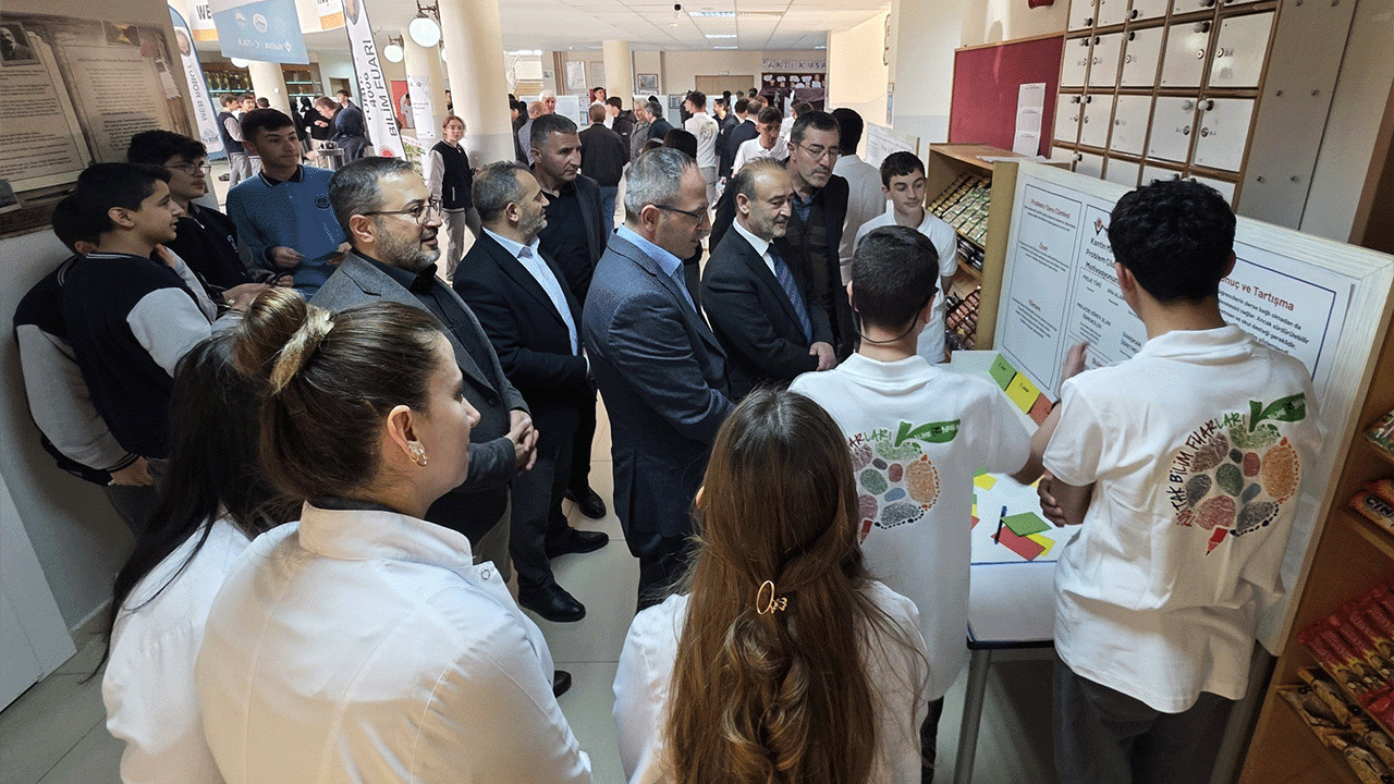 bayburt-anadolu-imam-hatip-lisesi-ogrencilerinin-hazirladigi-17-proje-bilim-fuarinda-ziyaretcilerin-begenisine-sunuldu-farkli-alanlarda-hazirlanan-calismalar-yogun-ilgi-gordu