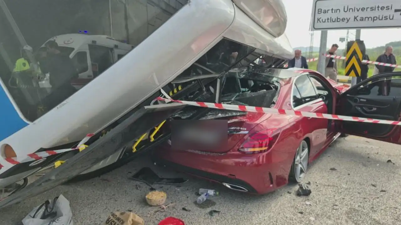 ogrenci-otobusu-otomobilin-uzerine-devrildi-46-yarali