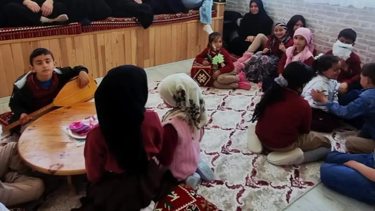 bayburt-aydintepede-ogrenciler-nasreddin-hoca-fikralarini-sahneledi