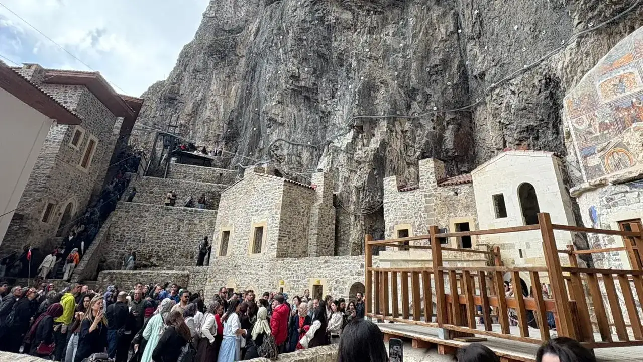 sumela-manastirinda-sezon-basladi-ziyaretci-akini