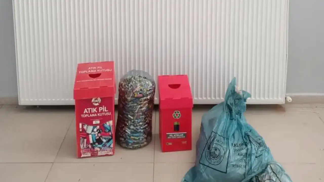 bayburtta-ogrenciler-55-kilo-atik-pili-geri-donusume-kazandirdi