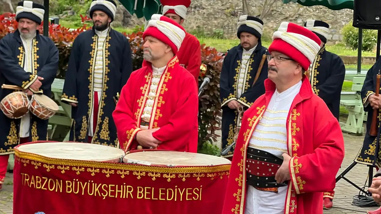 kanuni-evinde-bust-acilisi-macar-buyukelcisi-trabzona-veda-etti