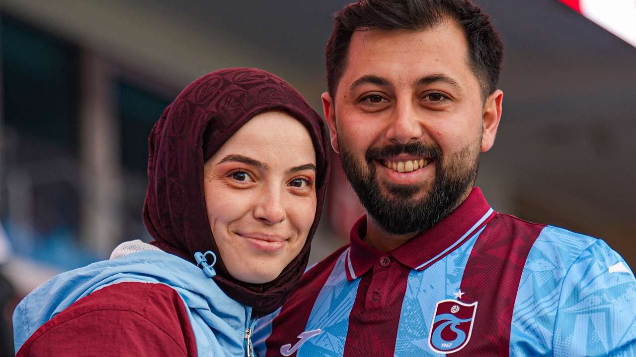 papara-parkta-renkli-goruntuler-trabzonspor-ve-goztepe-taraftarlari-tribunde-yerini-aldi