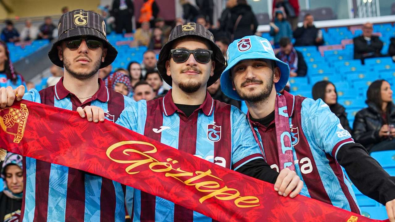 papara-parkta-renkli-goruntuler-trabzonspor-ve-goztepe-taraftarlari-tribunde-yerini-aldi