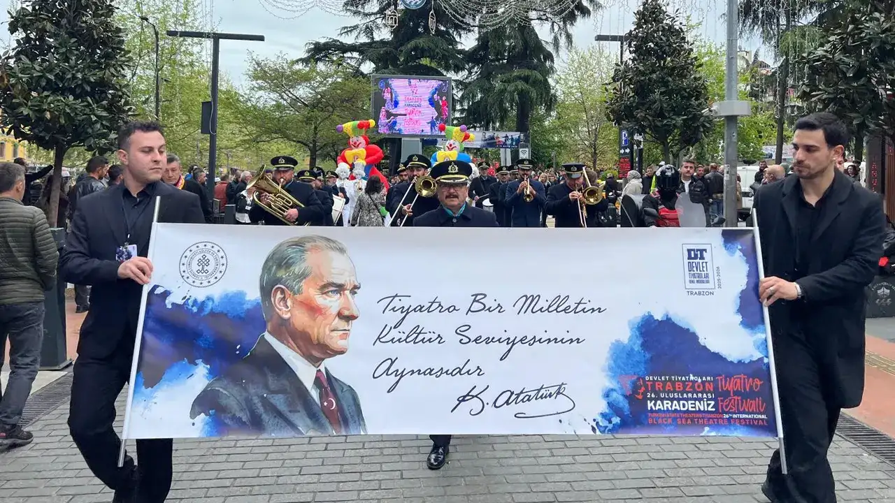 trabzon-tiyatro-festival-heyecani-kortej-yuruyusuyle-basladi