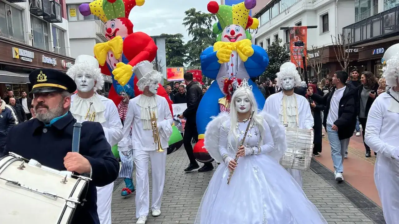 trabzon-tiyatro-festival-heyecani-kortej-yuruyusuyle-basladi