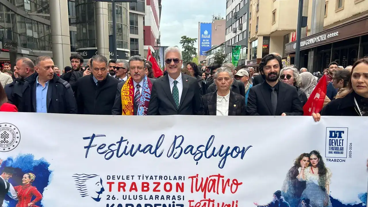 trabzon-tiyatro-festival-heyecani-kortej-yuruyusuyle-basladi