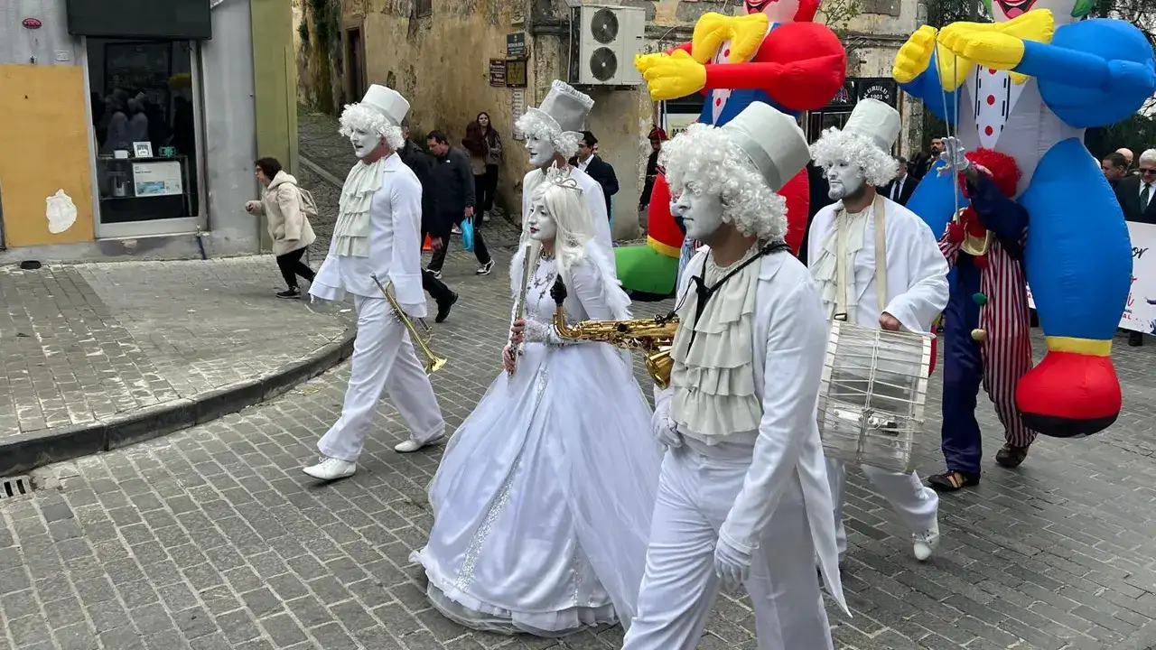 trabzon-tiyatro-festival-heyecani-kortej-yuruyusuyle-basladi