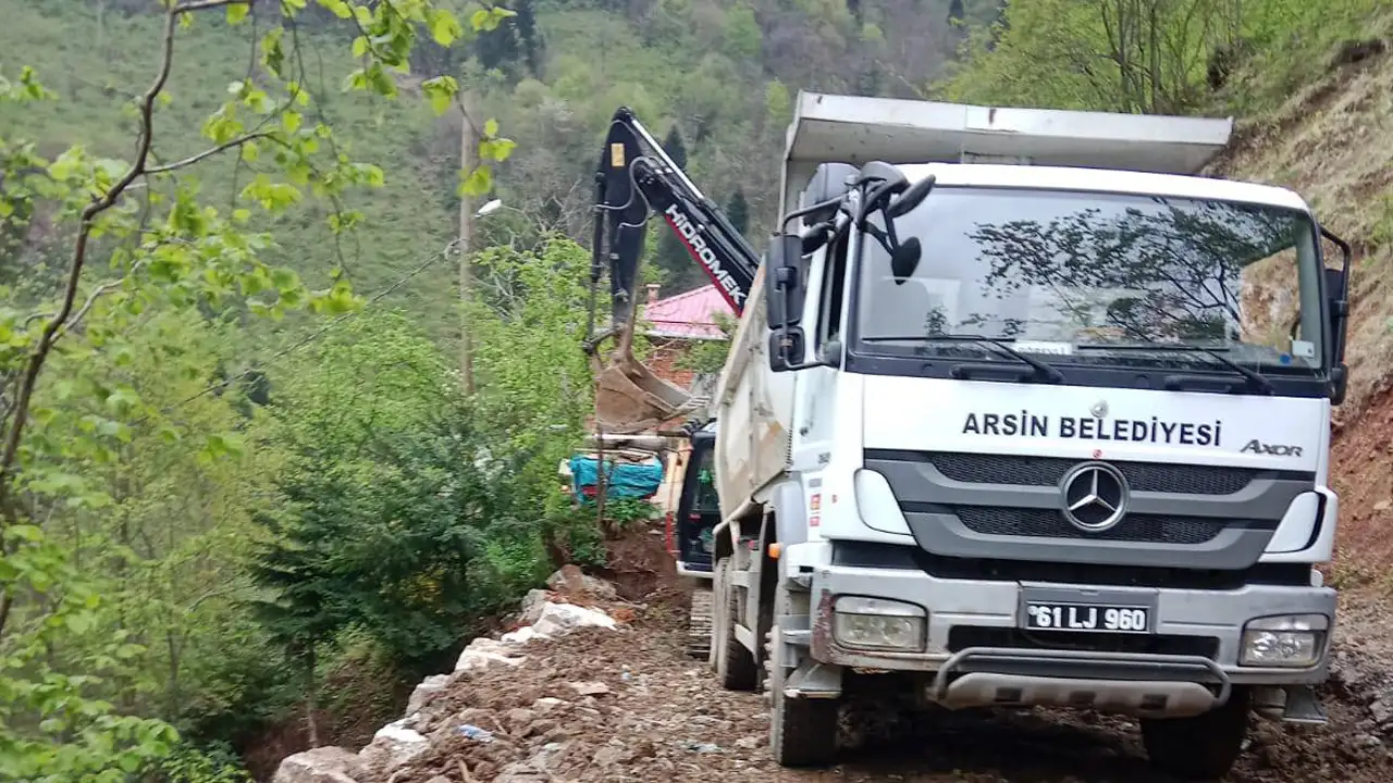 arsinde-mahalle-mahalle-hizmet-yol-dere-altyapi-calismalari-suruyor
