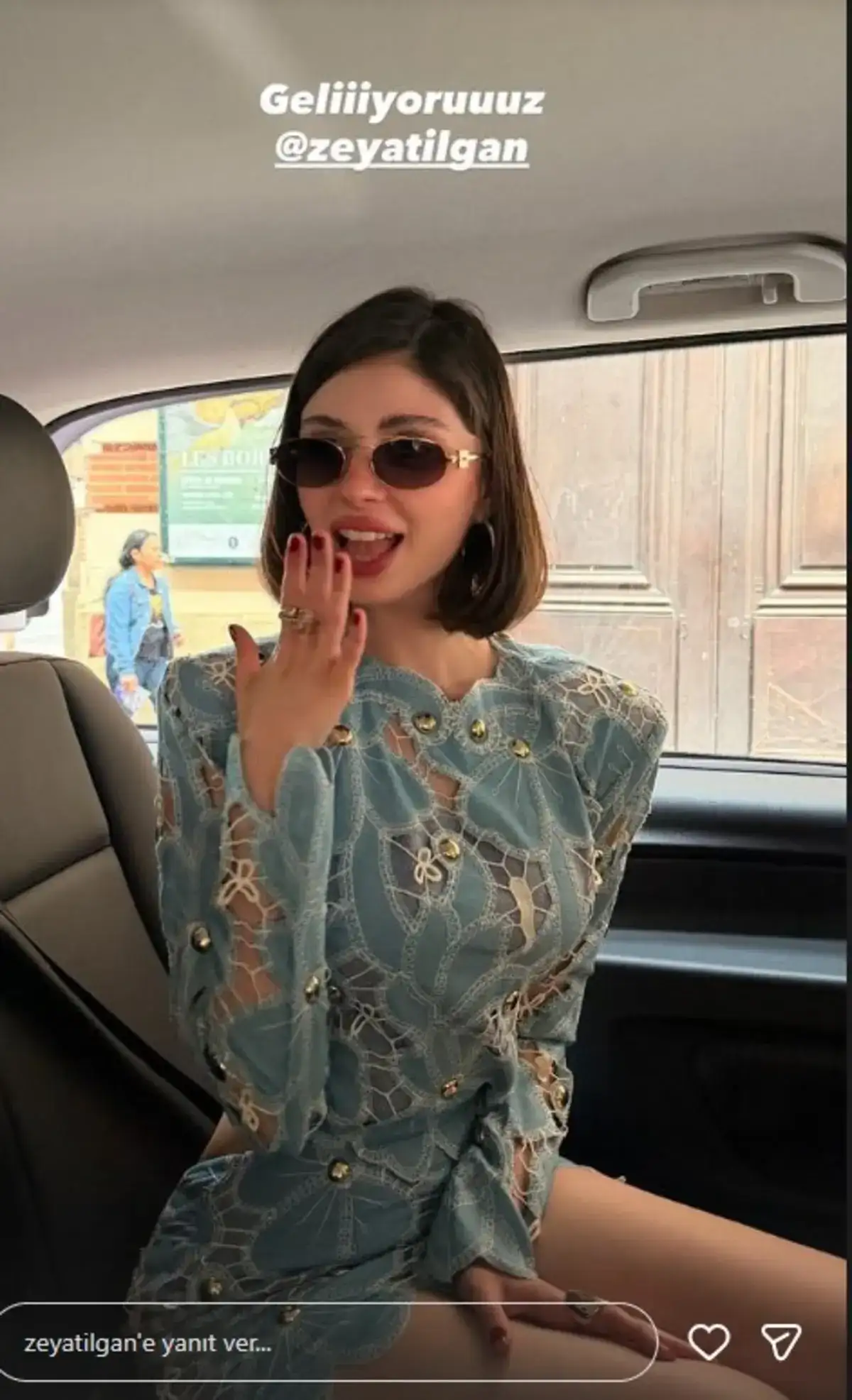 tasacak-bu-denizin-fadimesi-zeynep-atilgan-festival-tarziyla-gundemde-arkasini-donunce-olay-oldu