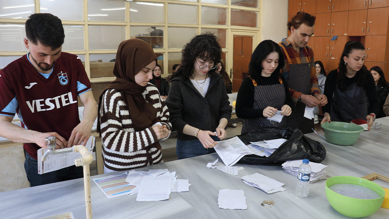 trabzon-universitesinde-atik-kagitlar-cicek-acacak