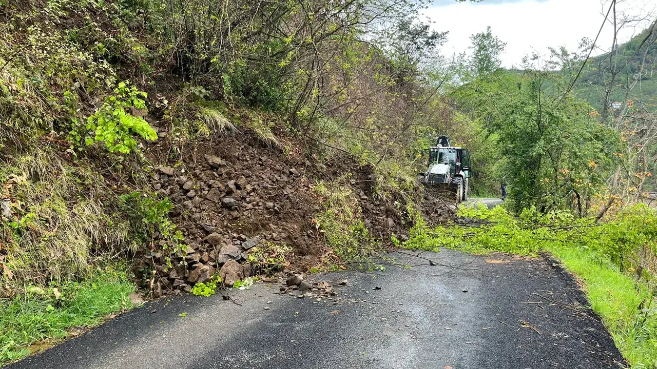 trabzonda-heyelan-sonrasi-kapanan-yollar-acildi