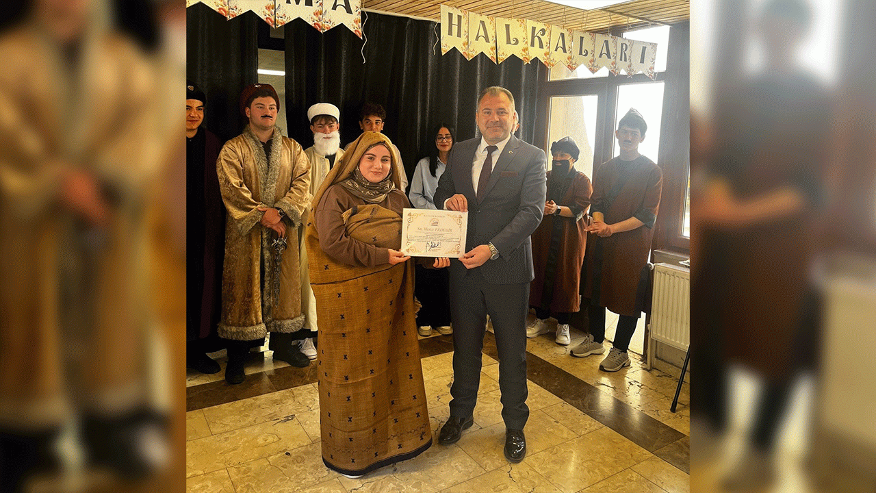 bayburt-lisesi-ogrencileri-kitaplari-sahnede-canlandirdi