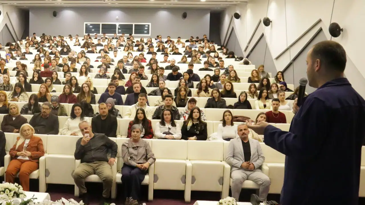 havadaki-laz-murat-sen-avrasya-universitesinde-ogrencilerle-bulustu