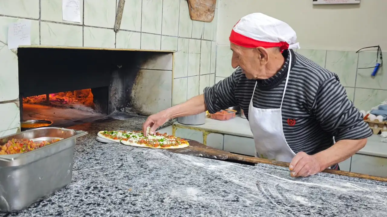 artvinde-65-yillik-pide-ustaligi-3-kusaktir-suruyor