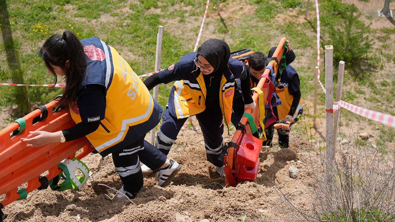 gumushanede-universiteliler-afet-tatbikatinda-parkurlarda-yaristi