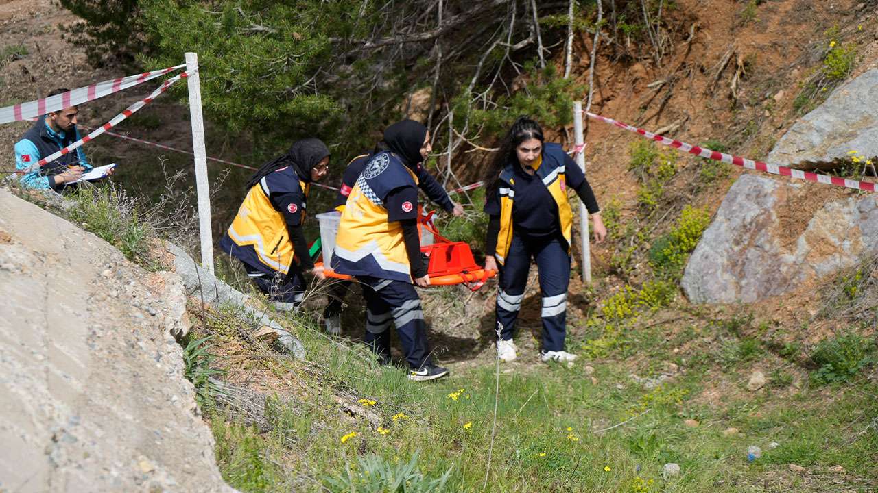 gumushanede-universiteliler-afet-tatbikatinda-parkurlarda-yaristi