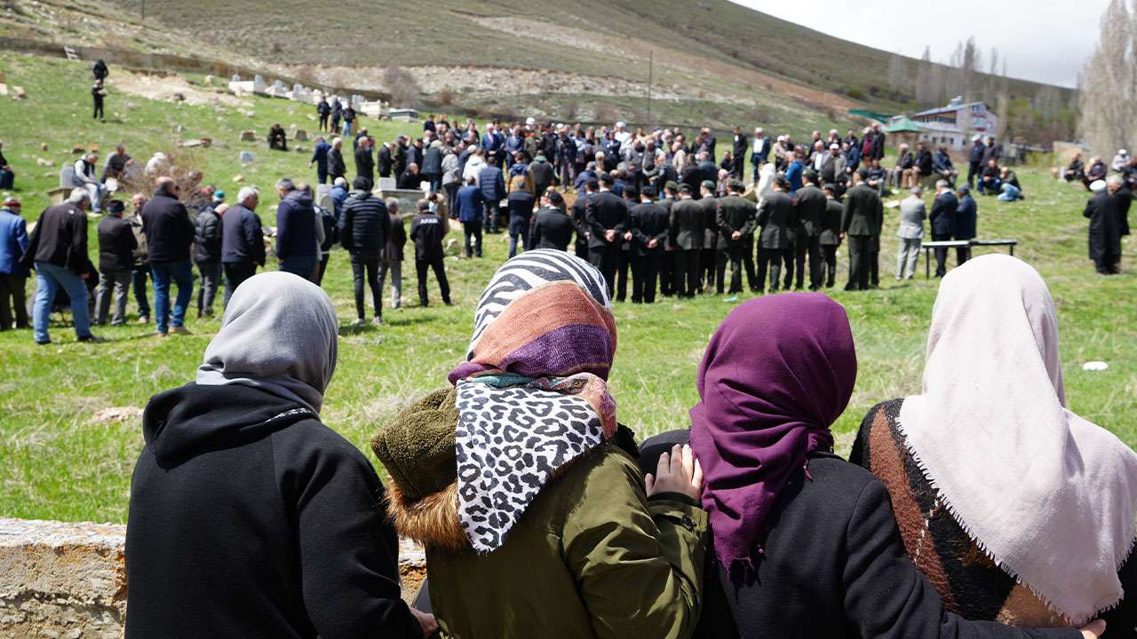 kizindan-kibris-gazisi-babasina-veda-babamla-gurur-duyuyorum