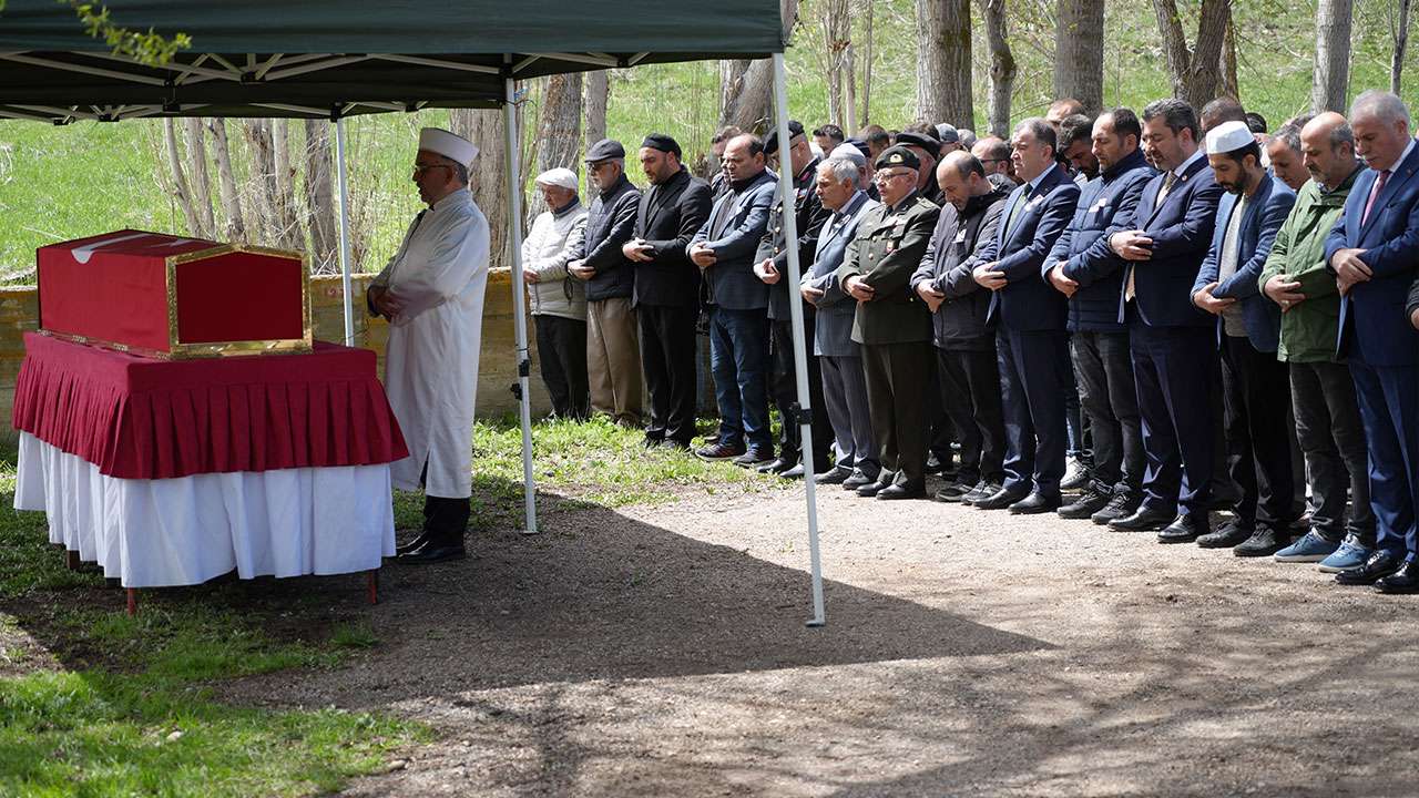 kizindan-kibris-gazisi-babasina-veda-babamla-gurur-duyuyorum