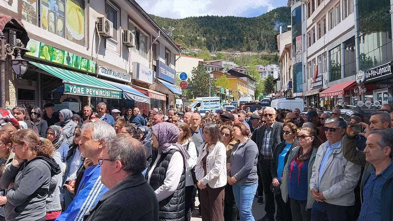 kizinin-istismar-sikayeti-icin-gittigi-emniyette-hayatini-kaybden-anne-icin-savsat-tek-yurek-oldu