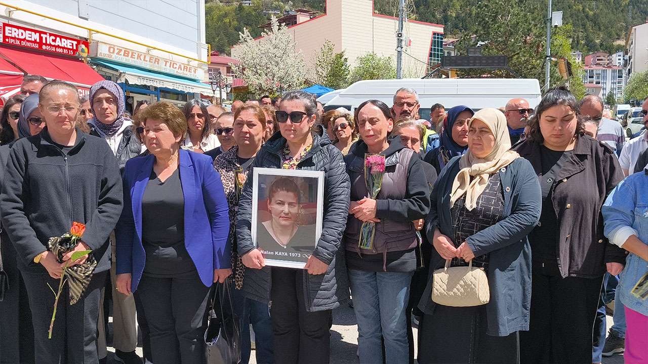 kizinin-istismar-sikayeti-icin-gittigi-emniyette-hayatini-kaybden-anne-icin-savsat-tek-yurek-oldu